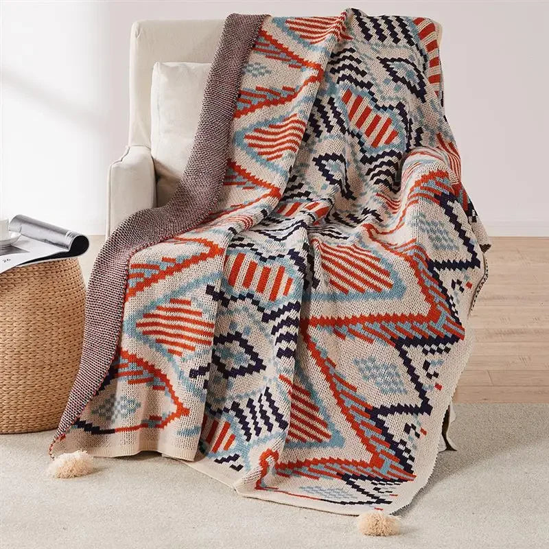 Plaid tricot motif geometrique boheme avec pompons doux