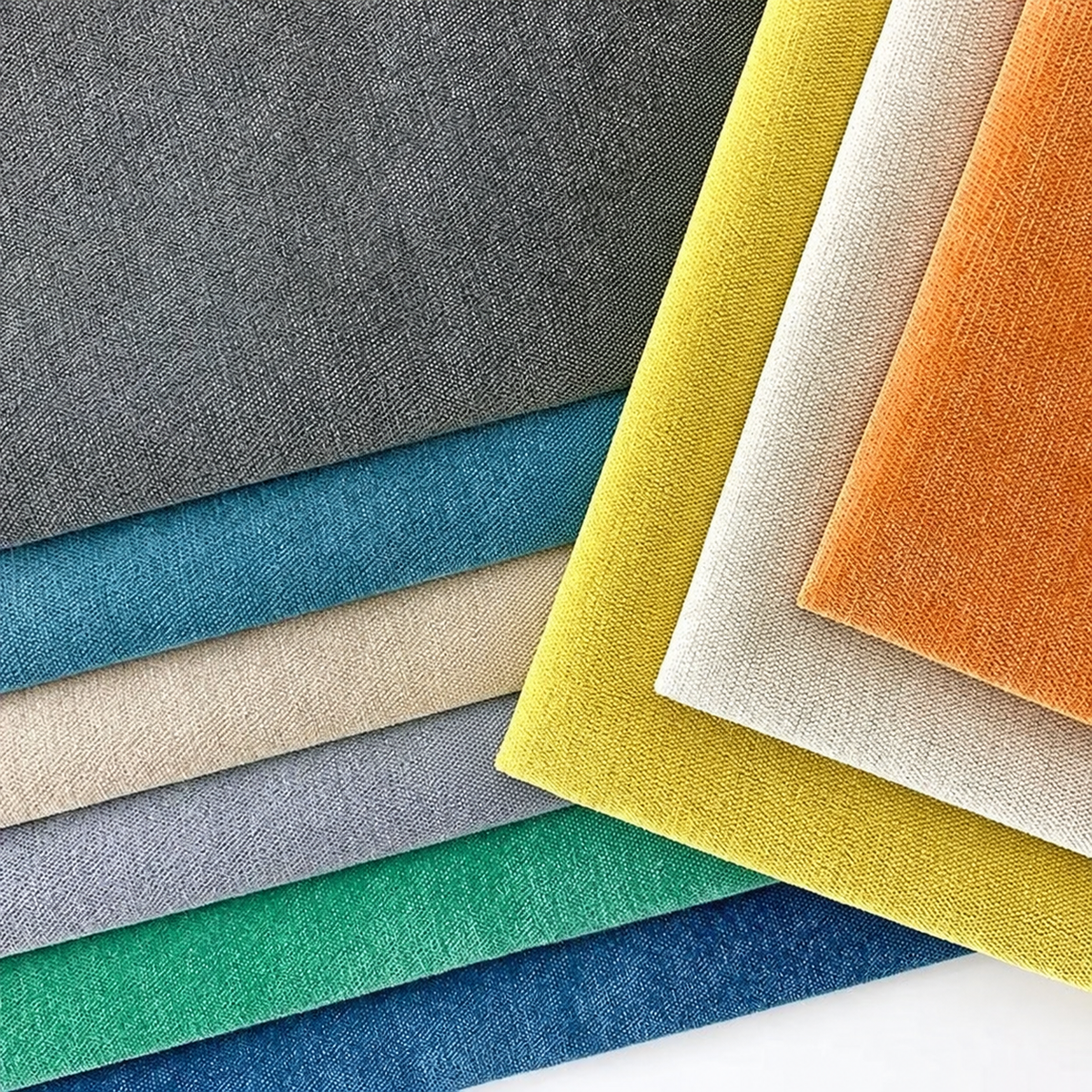 Échantillons de tissus chenille colorés disposés en deux groupes