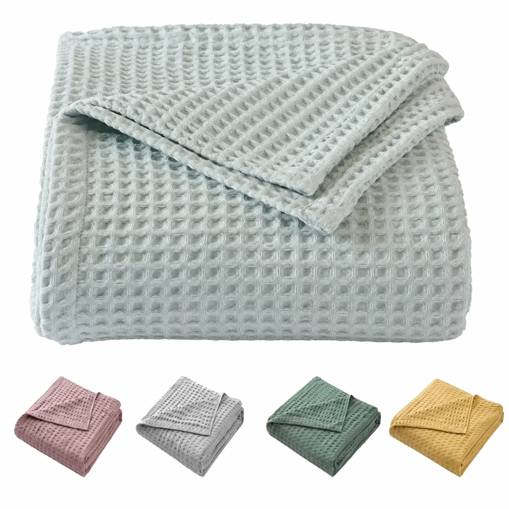 Plaid vert d’eau gaufré plié et ses quatre autres coloris sur fond blanc