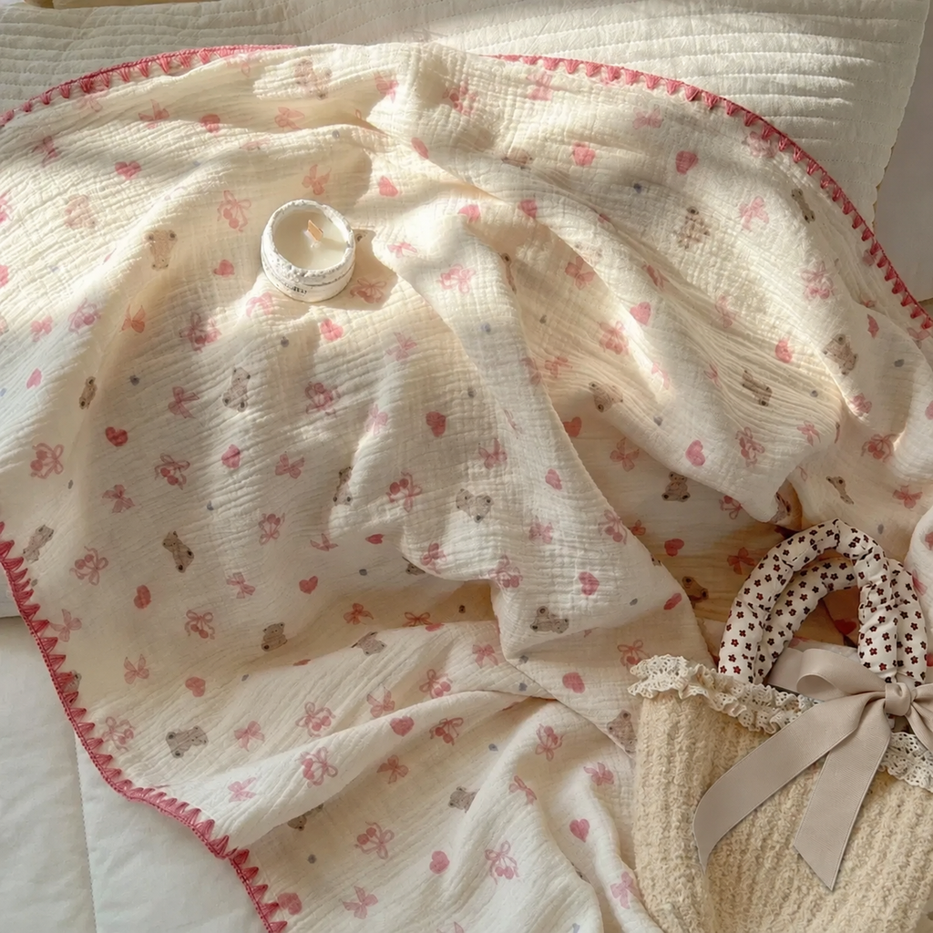 Plaid en coton à motifs roses avec un sac à ruban taupe