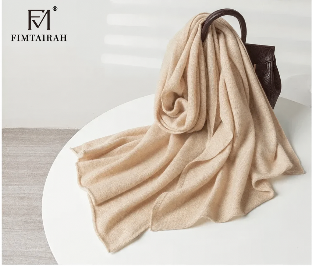 Écharpe crème à maille fine drapée sur un sac brun