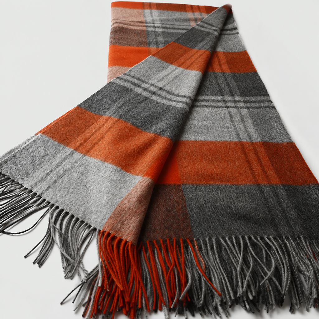 Plaid écossais orange et gris à franges avec un pan rabattu