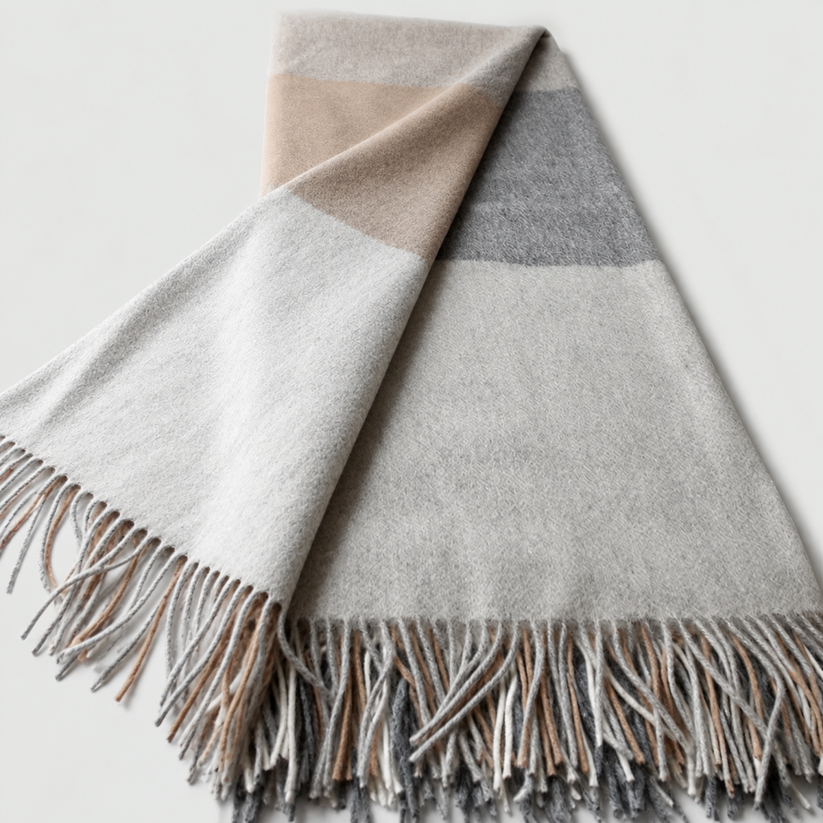 Plaid jacquard écru gris et beige à franges avec un pan rabattu