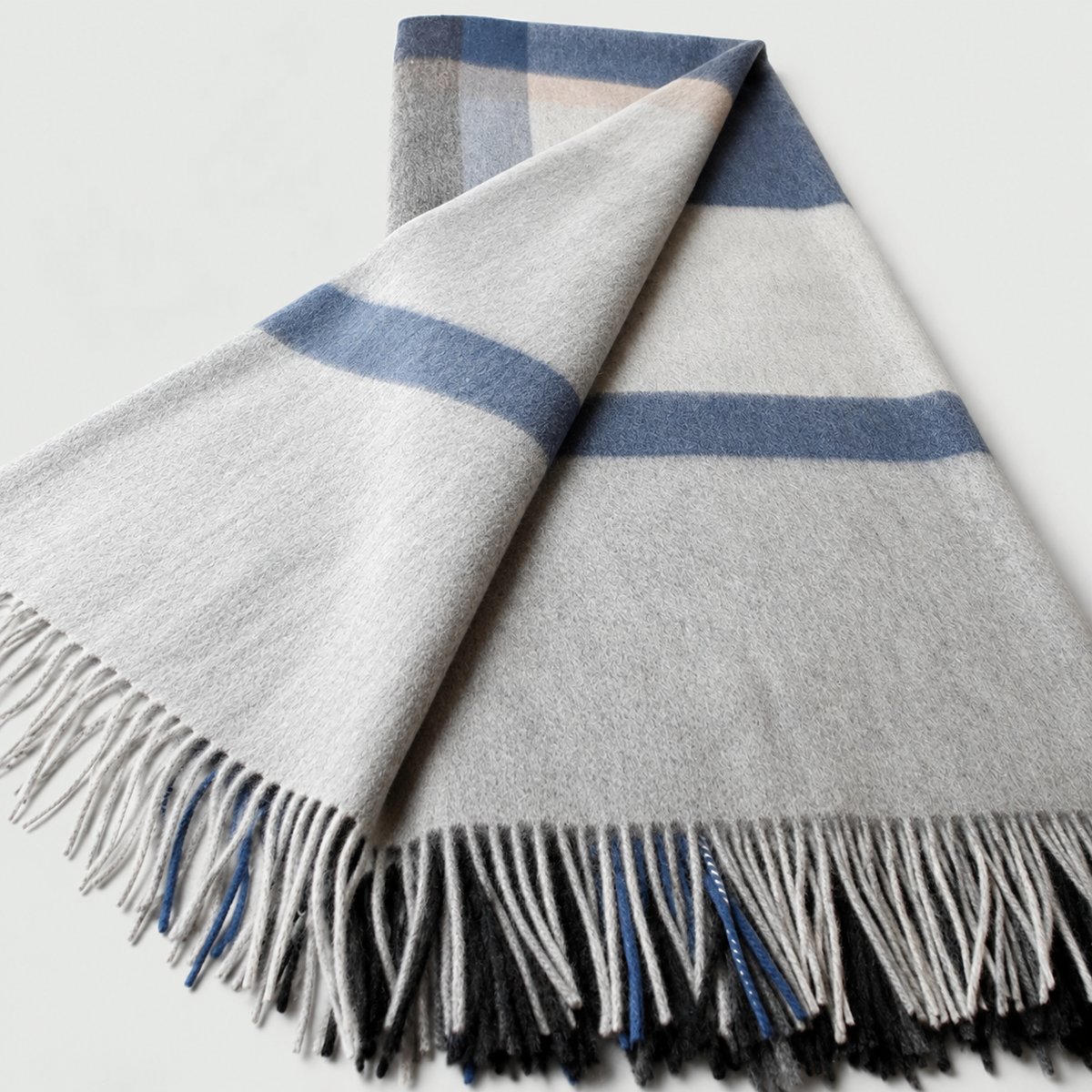 Plaid jacquard écru et bleu à franges avec un pan rabattu