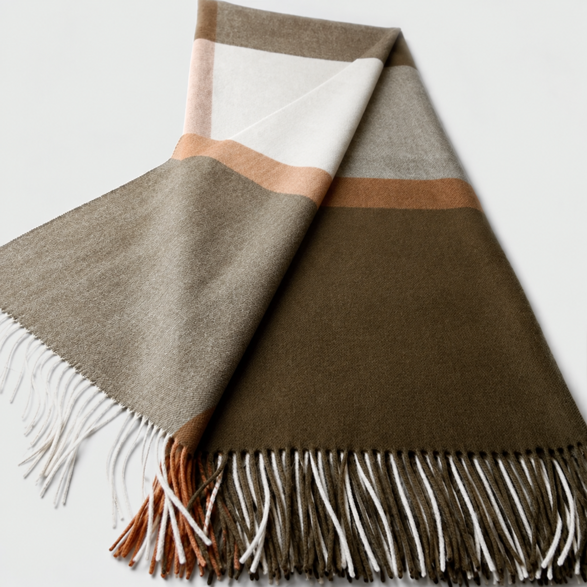 Plaid jacquard brun olive et écru à franges avec un pan rabattu