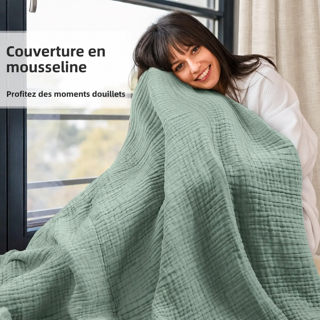 Plaid vert sauge en mousseline avec une femme près d’un rideau en lin beige